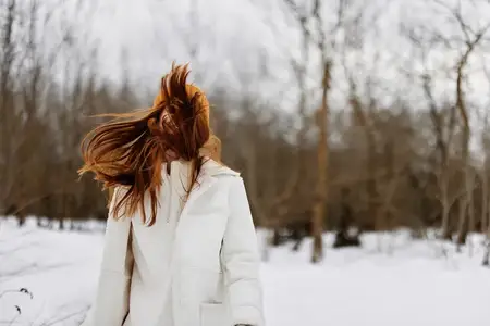 Молодая женщина в зимней одежде и шапке