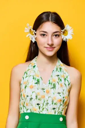 Красивая женщина, модный стиль, желтый, брюнетка, молодой тренд, веселая леди, гламур, ромашка, стильная, привлекательная, счастливый наряд, цветок, студия, милая, стиль жизни, мода