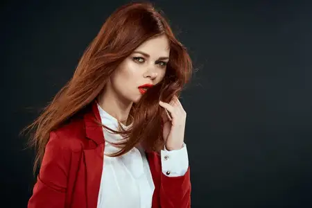 Симпатичная женщина с длинными волосами, в красной куртке, макияж, губы, шарм, темный фон