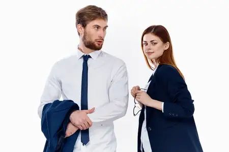 Мужчина и женщина общаются на работе, коллеги в финансовом офисе