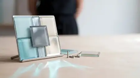 Элегантный крупный план стеклянной 3D-плитки с матовыми и прозрачными цветными элементами на демонстрационной панели студии, с изысканным преломлением света для использования в дизайне премиальных…