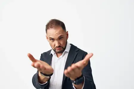 Этот портрет запечатлел уверенного в себе мужчину-профессионала на ярком цветном фоне, выражающего искренние эмоции через осознанный жест и устойчивый взгляд, в подходящей одежде и с уравновешенным…