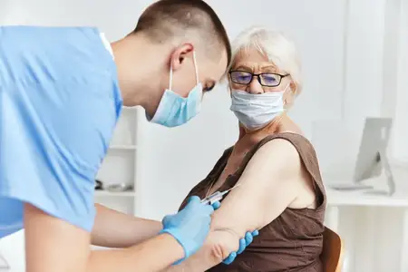 Пациент и врач обсуждают паспорт вакцинации, лечение пациента