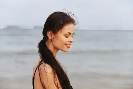 Песок, женщина, отпуск, лето, красивая, океан, море, красота, путешествие, прогулка, счастье, улыбка, европеоидная, закат, беззаботная, платье, пляж, образ жизни, джинсы, отпуск, берег