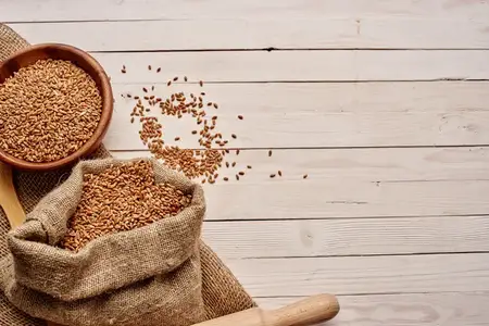 Крупным планом хлопья в пакете, натуральные ингредиенты для еды