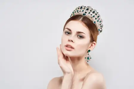 Портрет женщины с роскошными обнаженными плечами, косметика, мода, изолированный фон