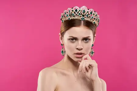 Красивая женщина с роскошными обнаженными плечами, косметика, мода, веселье на изолированном фоне