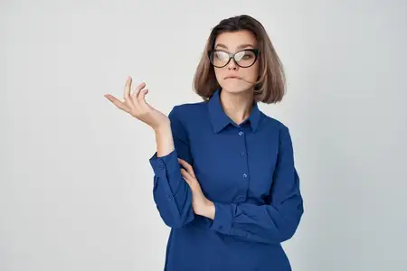 Женщина в очках и голубой рубашке, модная поза, элегантный стиль