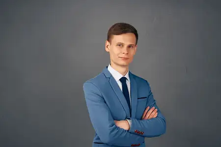 Бизнесмен в синем костюме выглядит как профессиональный менеджер и руководитель