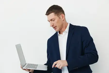 Мужчина, белый, сидит за столом