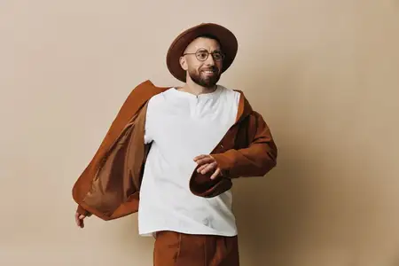 Жёлтый фон, привлекательный счастливый хипстер европеоидной расы
