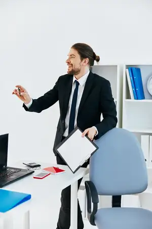 Бизнесмен работает с официальными документами в офисе с использованием технологий