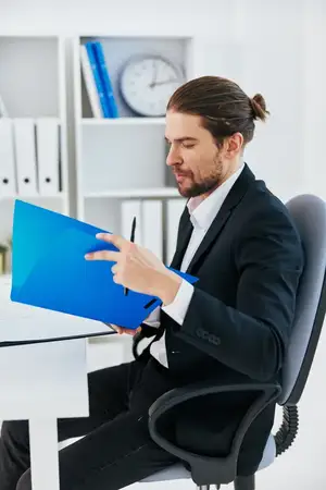 Офисный сотрудник за работой в офисе, документы, эмоции, образ жизни