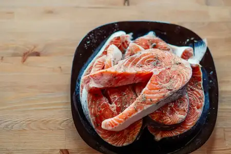 Красная маринованная рыба на тарелке, еда, морепродукты, деликатес