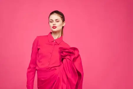 Женщина на розовом фоне в модной одежде, с ярким макияжем и причёской, модель, есть свободное место
