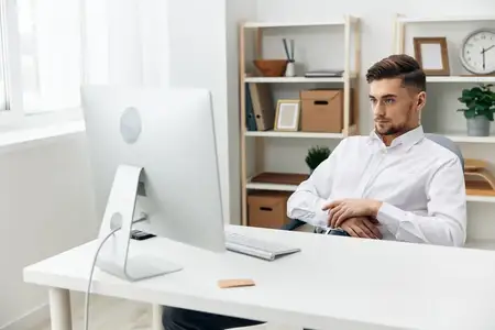 Менеджер в белой рубашке в офисе, работа, руководитель