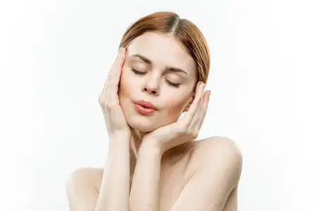 Женщина держит руки на лице, гламур, сексуальность, закрытые глаза