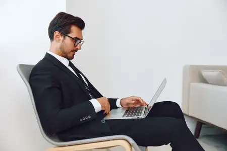 Счастливый офисный работник, мужчина, кричит, сидя в кресле