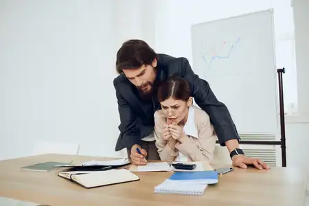 Коллеги по работе в офисе, профессионалы в студии