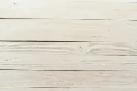 Элемент текстуры декоративной планки на светлом деревянном фоне