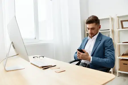 Менеджер сидит за компьютером, работает, начальник, руководитель