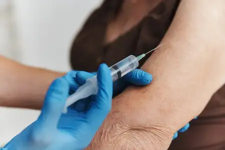 Врач делает инъекцию, паспорт вакцинации, медицина, иммунитет, защита