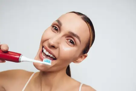 Женщина, зубная щетка, зубы, стоматологическая гигиена, улыбка, уход, чистка, здоровье полости рта, крупный план зубной пасты с пеной, яркий студийный портрет, эффект отбеливания, профилактика…