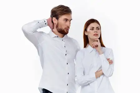 Партнёры по работе, сотрудники — мужчины и женщины в белых рубашках на светлом фоне