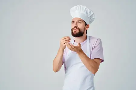 Эмоциональный шеф-повар жестикулирует руками во время работы в ресторанной индустрии