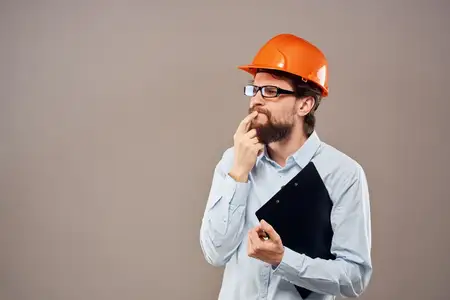 Бизнесмен в оранжевой краске, работа с документами по безопасности, обрезанный вид