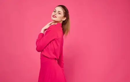Симпатичная женщина в розовом платье, гламур, улыбка, изолированный фон