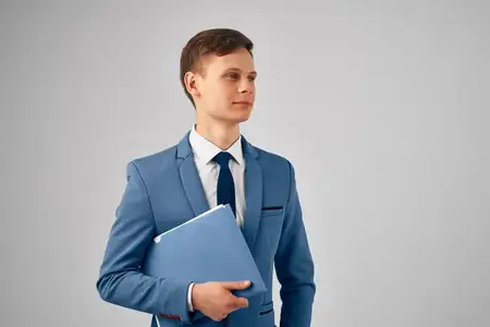 Менеджер в деловом костюме уверенно работает с документами в офисе