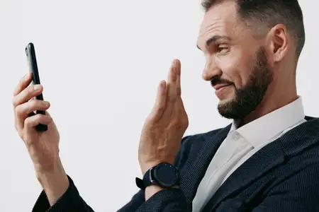 Портрет запечатлевает спокойную решимость и задумчивую эмоцию, когда одинокий руководитель передает готовность, лидерство и стратегическое понимание в рабочий момент