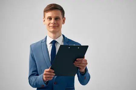 Деловой мужчина в костюме в офисе, менеджер с документами, на пути к успеху