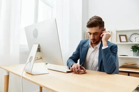 Менеджер сидит за компьютером, работа, начальник, изолированный фон