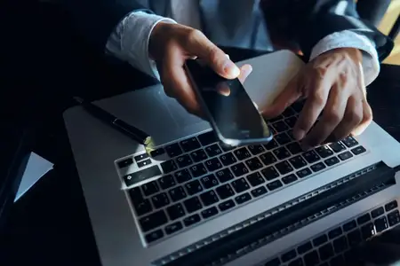 Мужчина сидит в кафе перед ноутбуком, работает, интернет, технологии