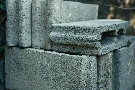 Крупный план серых бетонных блоков, показывающий зернистую поверхность, края и компактную форму, идеально подходит для изображений архитектуры, строительства и поиска материалов