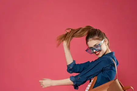 Эмоциональная женщина в очках, модной одежде и с рюкзаком