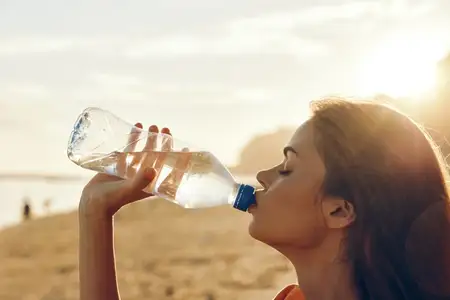 Женщина пьёт воду