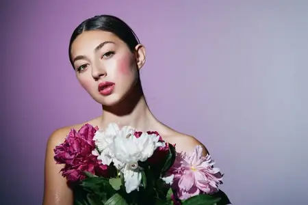 Крупный план женщины, красивая брюнетка, розовая голова, лицо, красота, румяна, цветок, спа, девушка, портрет, молодая леди, макияж, дневной свет, женщина, модель, уход за кожей