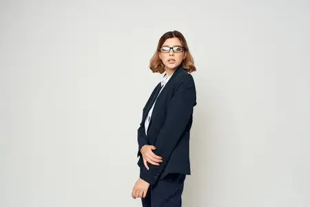 Менеджер жестикулирует руками на изолированном фоне, демонстрируя деловой образ жизни