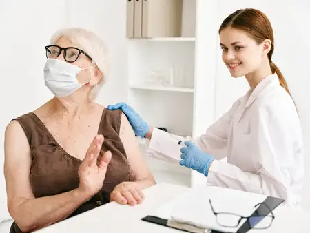 Врач и пациент в больнице обсуждают вакцинный паспорт в условиях эпидемии COVID-19