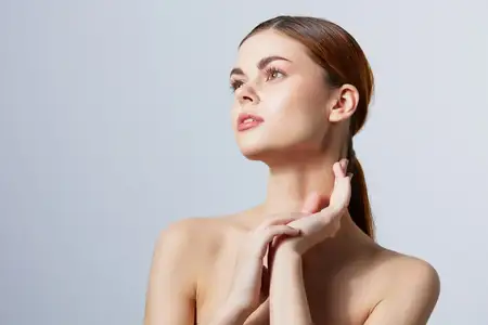 Симпатичная женщина позирует с чистой кожей, привлекательный взгляд, крупный план