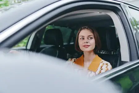 Атмосферная сцена путешествия и созерцания, городская, но безмятежная, мягкий естественный свет, повседневная мода, тихая уверенность, момент принятия решения