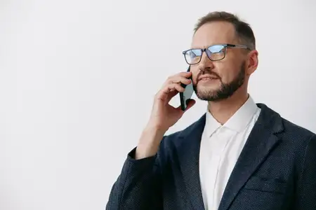 Эмоциональный тон показывает спокойную решимость и эффективную сосредоточенность, когда опытный профессионал участвует в стратегическом разговоре, иллюстрируя лидерство, готовность и современный…