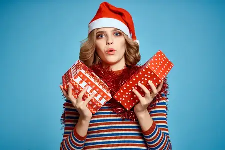 Женщина в шапке Санта-Клауса с подарочными коробками, Рождество, Новый год