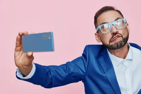 Яркий цветной фон подчеркивает решимость и доступное настроение, в то время как субъект представляет собой уравновешенный, современный образ лидерства и амбиций для профессиональной аудитории