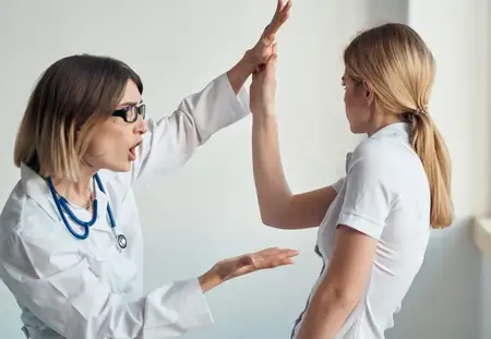 Проблемы со здоровьем: пациентка и профессиональный врач в очках со стетоскопом