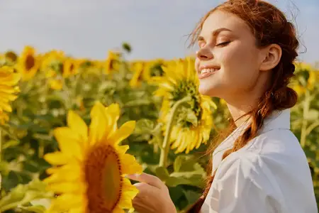 Весёлая женщина на фоне подсолнухового поля, пейзаж, природа, солнце, сельское хозяйство