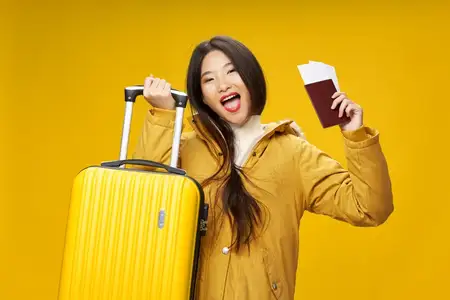 Азиатская женщина с паспортом и авиабилетами для путешествия в отпуск в студии